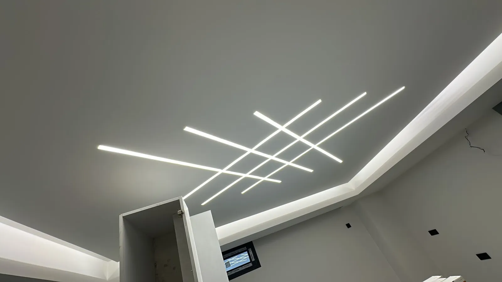 Geometrik tasarımlı lineer LED armatür tavan aydınlatması