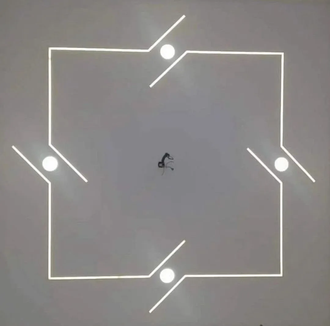 Geometrik tasarımlı lineer LED armatür tavan aydınlatması