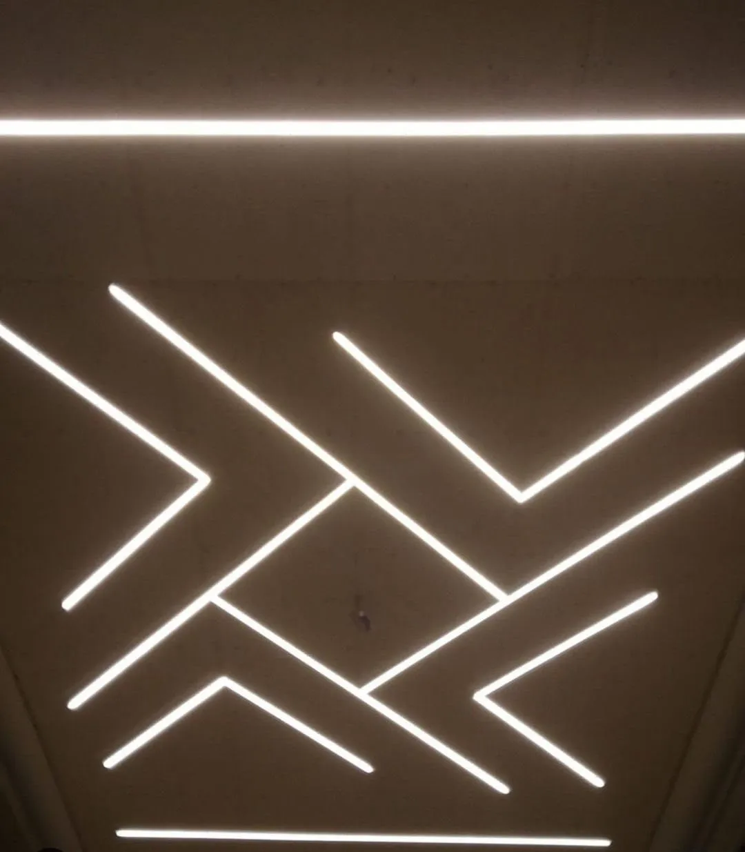 Geometrik tasarımlı lineer LED armatür tavan aydınlatması
